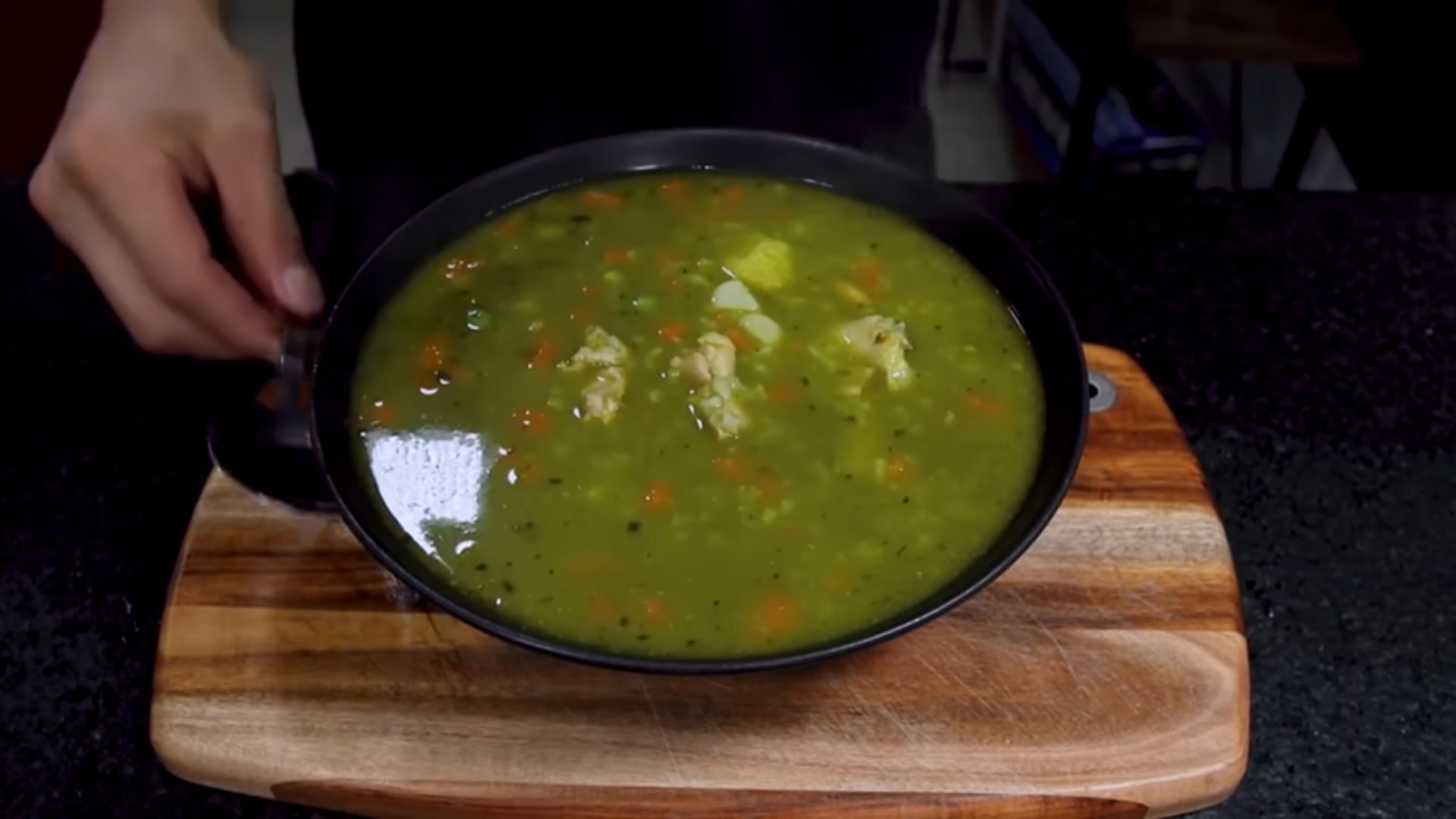 Aguadito de Pollo Peruano: Reconfortante, Nutritivo y Muy Rentable para Fondas